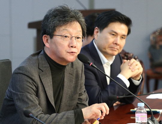 바른미래당 비당권파 모임인 '변화와 혁신을 위한 비상 행동'을 이끄는 유승민 의원(왼쪽)이 6일 국회 의원회관에서 열린 '바른미래당 청년들과의 대화'에서 질문에 답변하고 있다. 연합뉴스